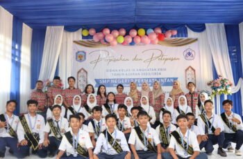 Kegiatan pelepasan siswa SMP Negeri 2 Permata Intan Tahun Ajaran 2023/2024